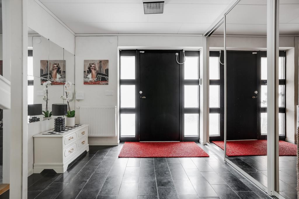 Välkomnande hall med gott om förvaring bakom skjutdörrar