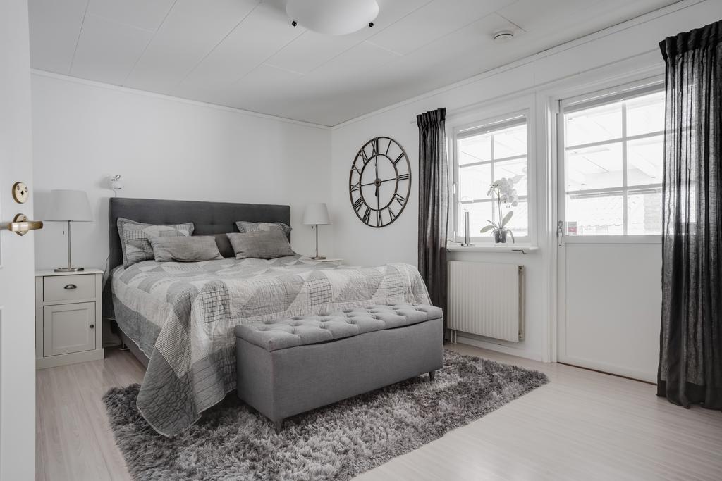 Master bedroom / sovrum 1 med utgång till uterummet