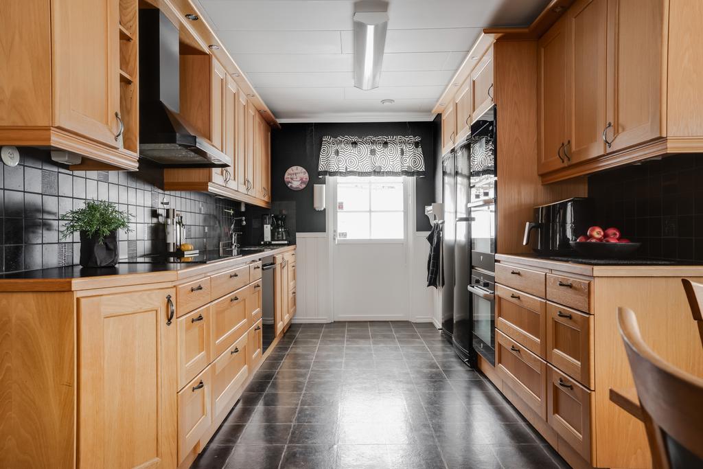 Kök med utgång till husets baksida och uteplats