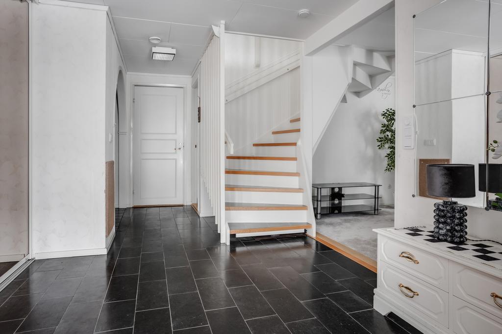 Välkomnande hall med trappa till övre plan