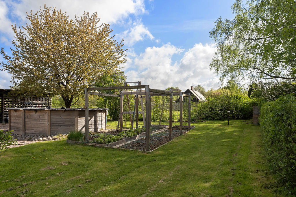 Trädgård med odlingsmöjligheter
