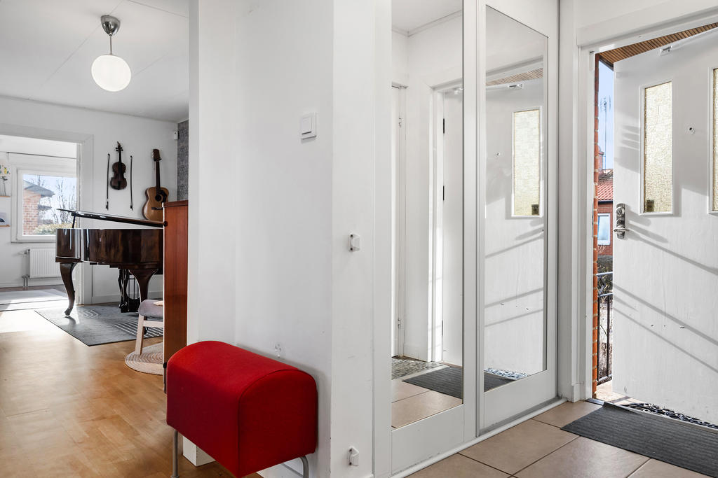 Entréhall mot vardagsrum