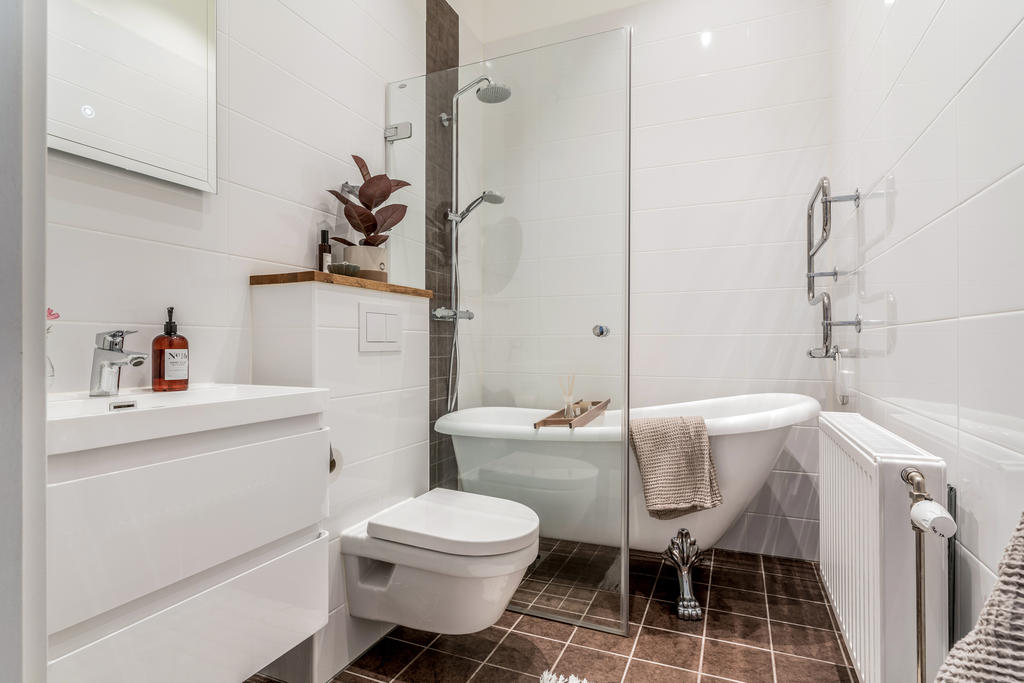 Helkaklat badrum med badkar