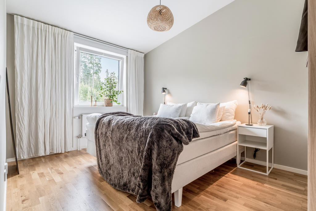 Master bedroom med plats för dubbelsäng och garderober. 