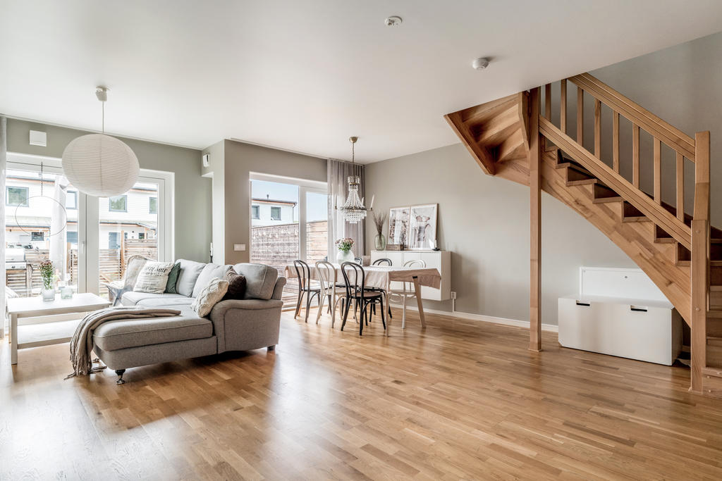 Generösa fönsterpartier mot baksidan med två utgångar till ett trädäck i soligt läge.