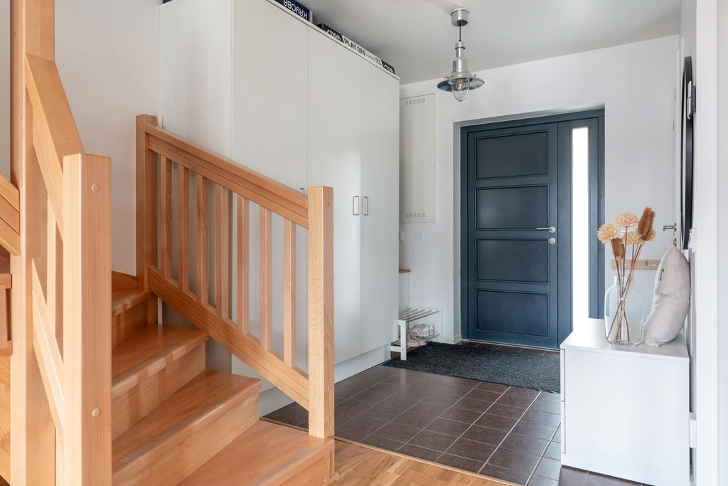 Entréhall med klinkergolv och garderober.