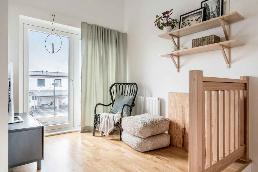 Mindre allrum med utgång till balkongen. 