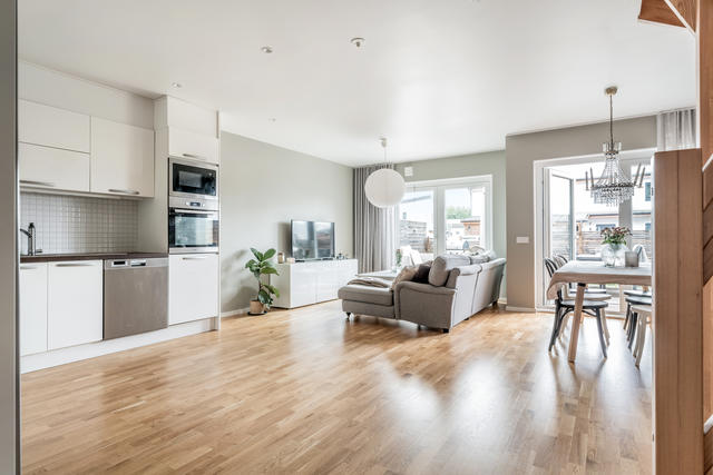 Öppen planlösning mellan kök och vardagsrum.