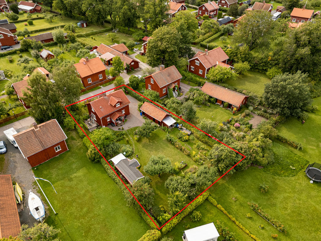 En fastighet med tre byggnader