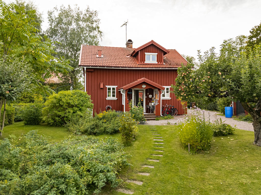 En charmig stengång leder dig till entrén