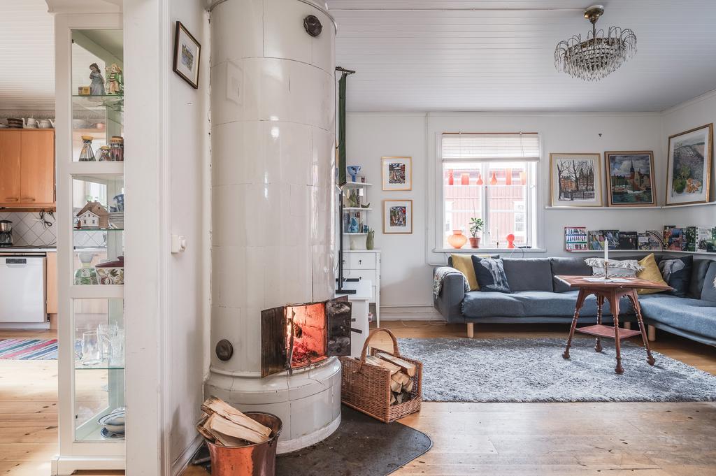 Vacker kakelugn i vardagsrummet!