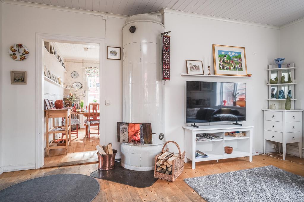 Kakelugnen sprider värme och ljus