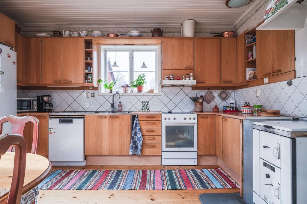 Rejält kök med furugolv