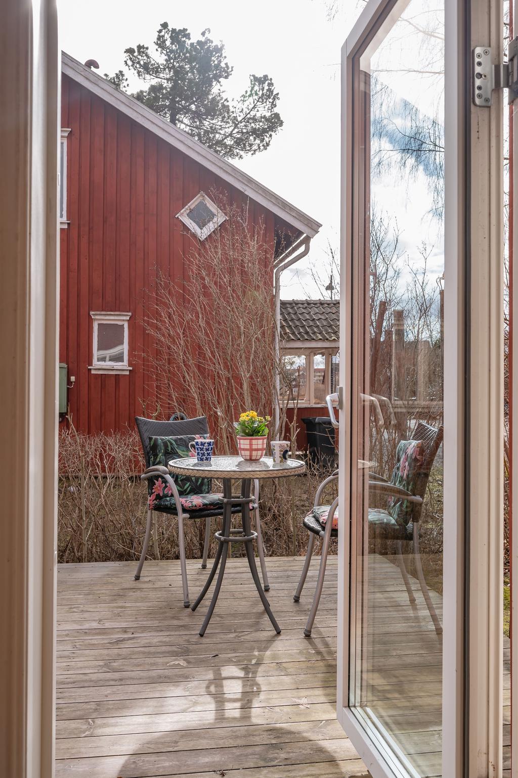 Utgång till altanen från köket