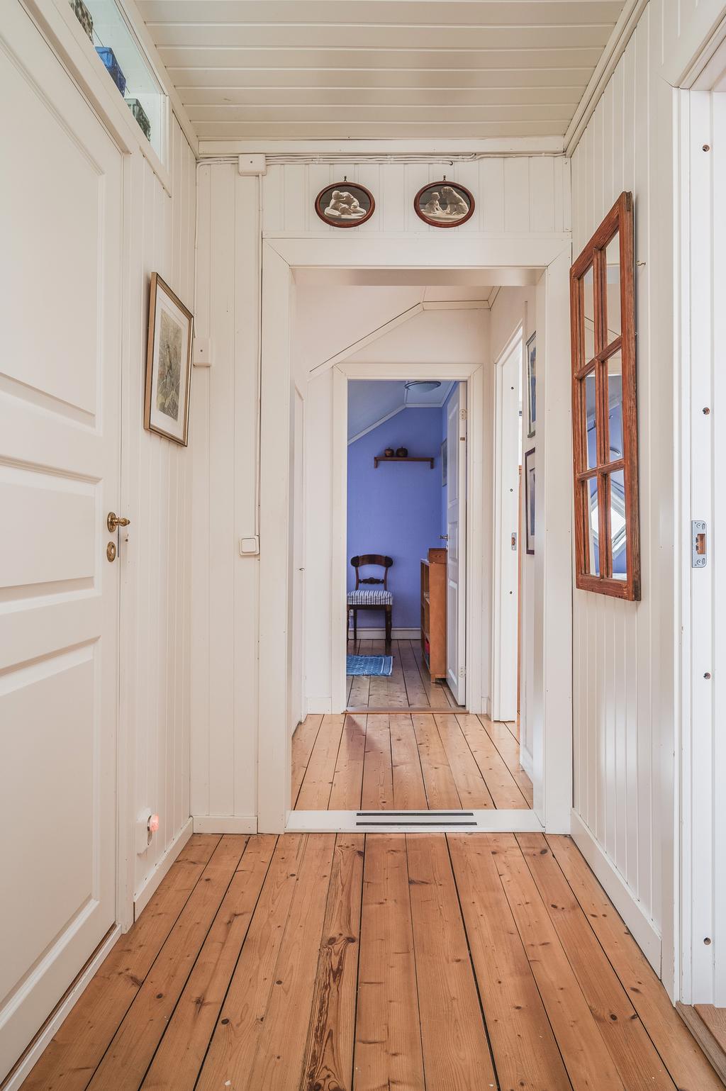 Charmiga originalgolv i övre hallen