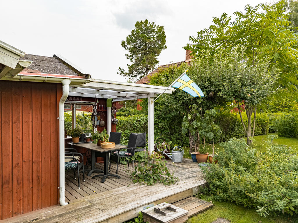 Takad uteplats vid gäststugan