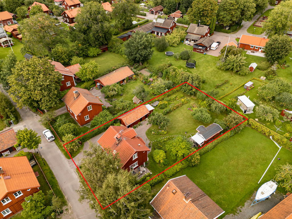 Tre byggnader på tomten