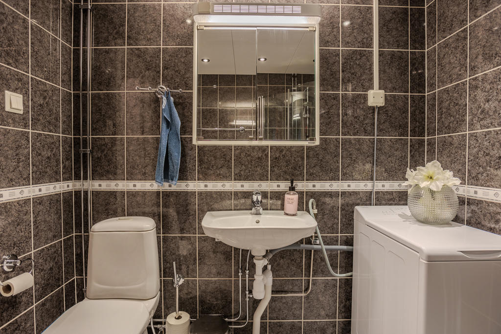 Badrum med tvättmaskin