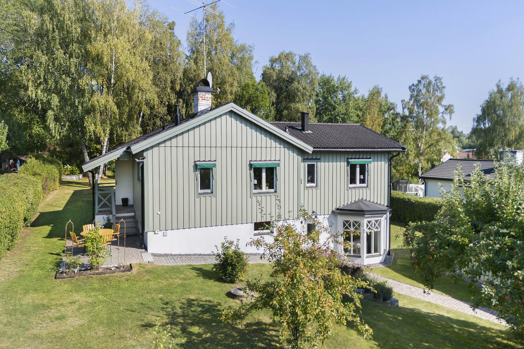Stenlagd gång till huvudentrén med uteplats bredvid 