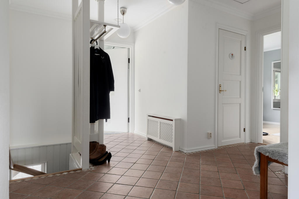 Entré med gäst wc/ badrum och sovrum bredvid