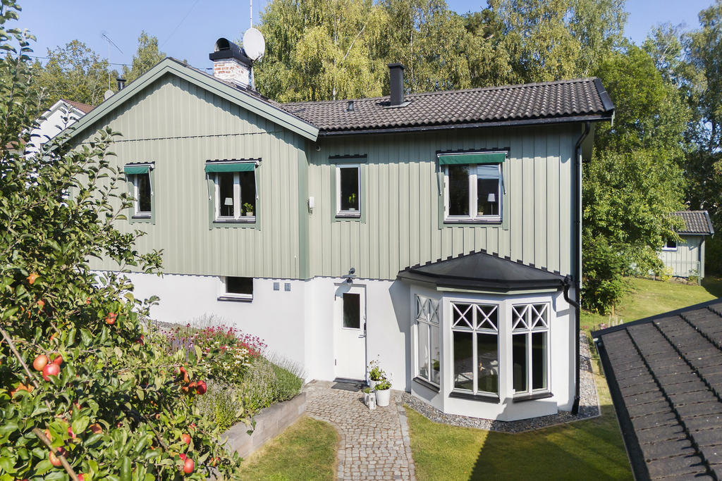 Fruktträd och lavendel möt man av när man går in på tomten. Finns även även entré på nedre planet