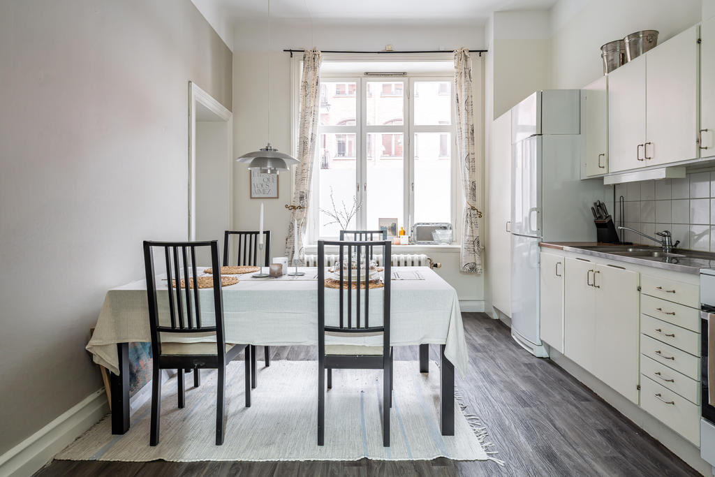 I köket finns det plats för ett bord för 4 personer. 