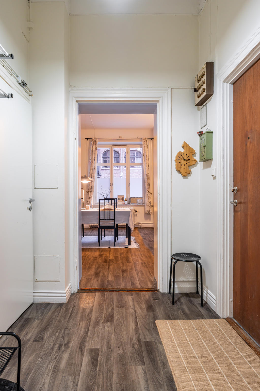 Från hallen nås lägenhetens alla rum. 