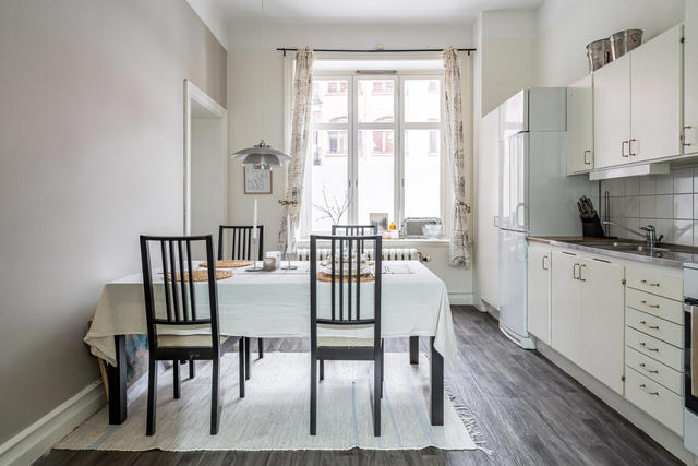 I köket finns det plats för ett bord för 4 personer. 