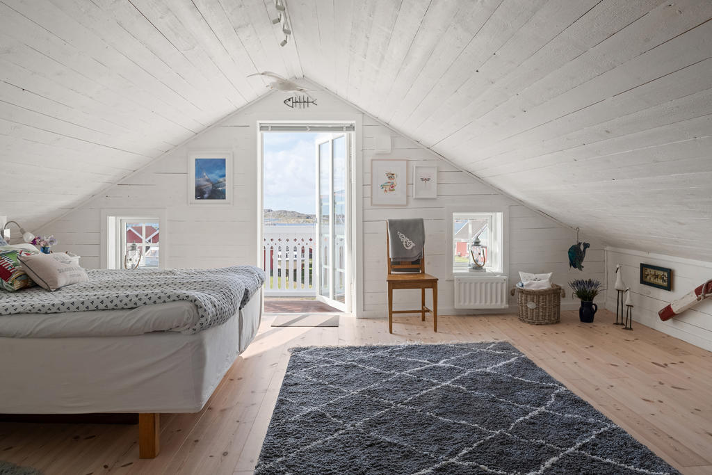 Stort allrum/sovrum med balkong