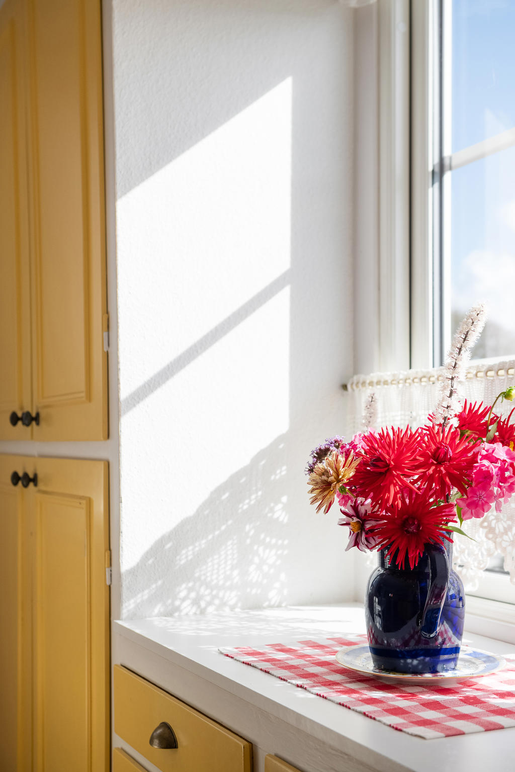 Ett fantastiskt ljus flöder genom bostaden