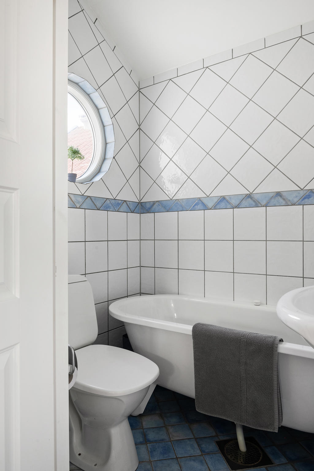 Kaklat badrum med badkar och havsutsikt