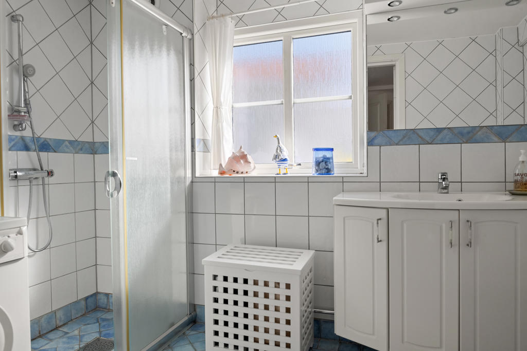 Kaklat badrum med tvättmaskin