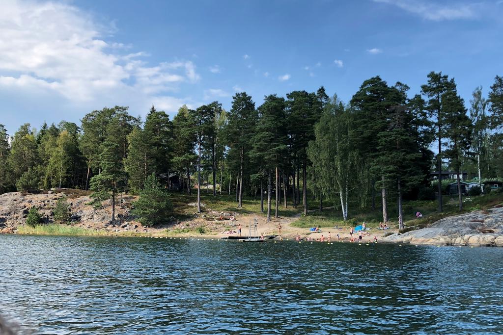 Badplatsen i området med strand och bryggor