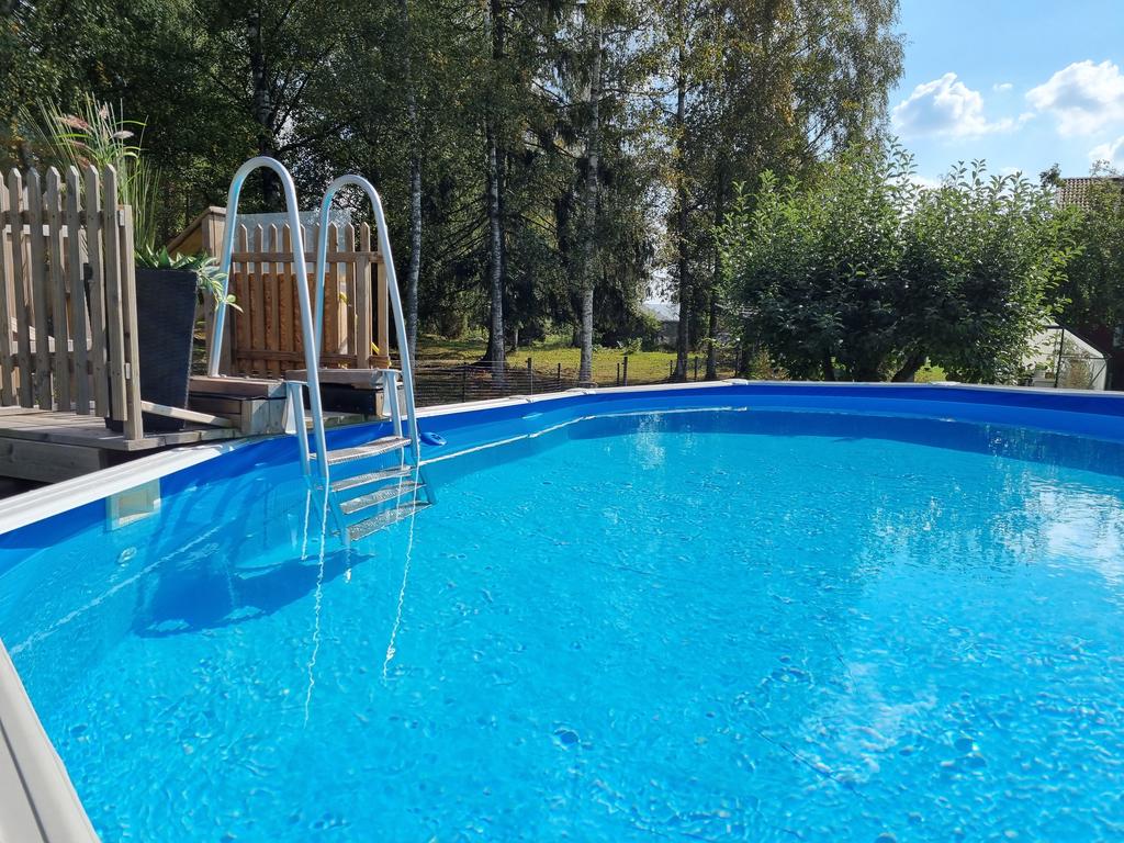 Uppvärmd ovanmarkpool på husets baksida