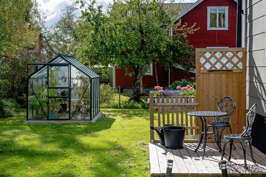 Uteplats och växthus på baksidan