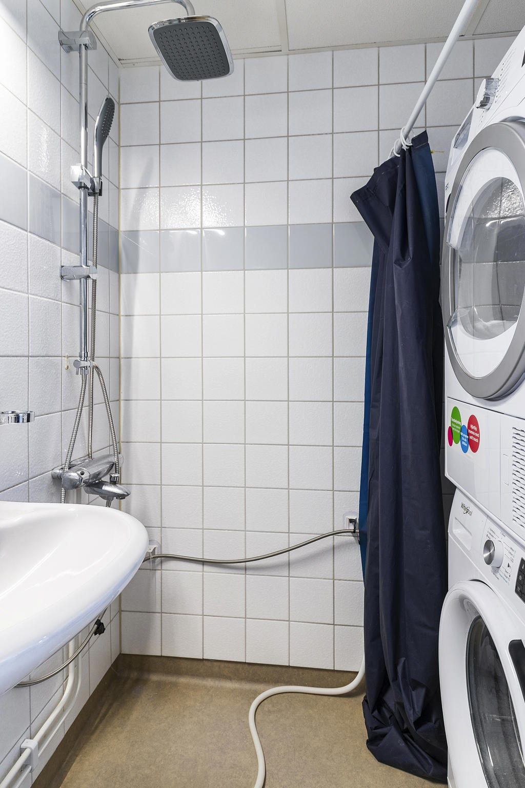 WC/dusch med tvättmaskin och torktumlare
