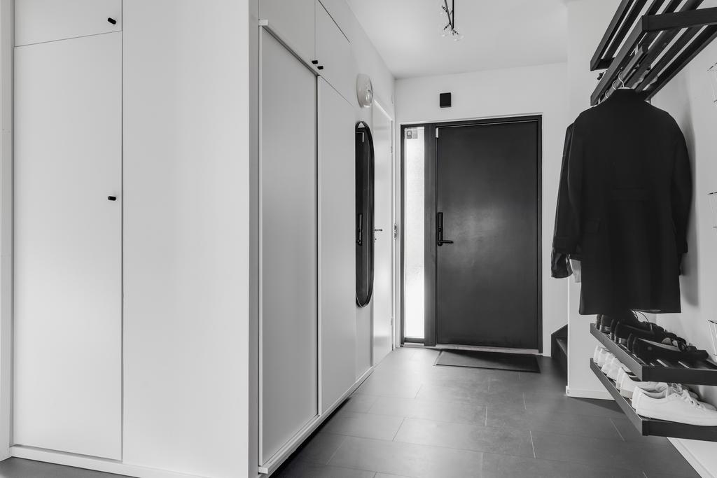 Hall med inbyggda garderober för praktisk förvaring