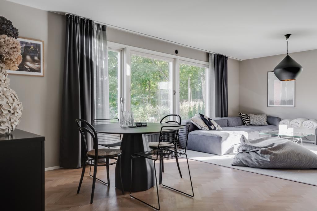 Vardagsrum med plats för matbord och stor soffgrupp