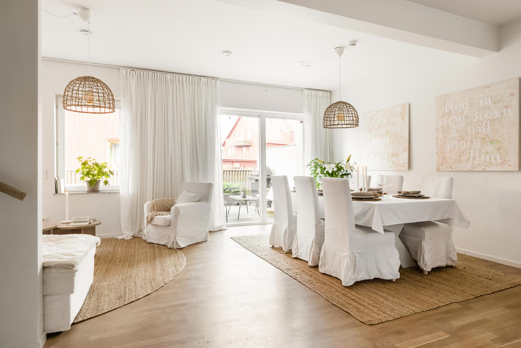 Härligt vardagsrum med plats åt både matplats och soffa
