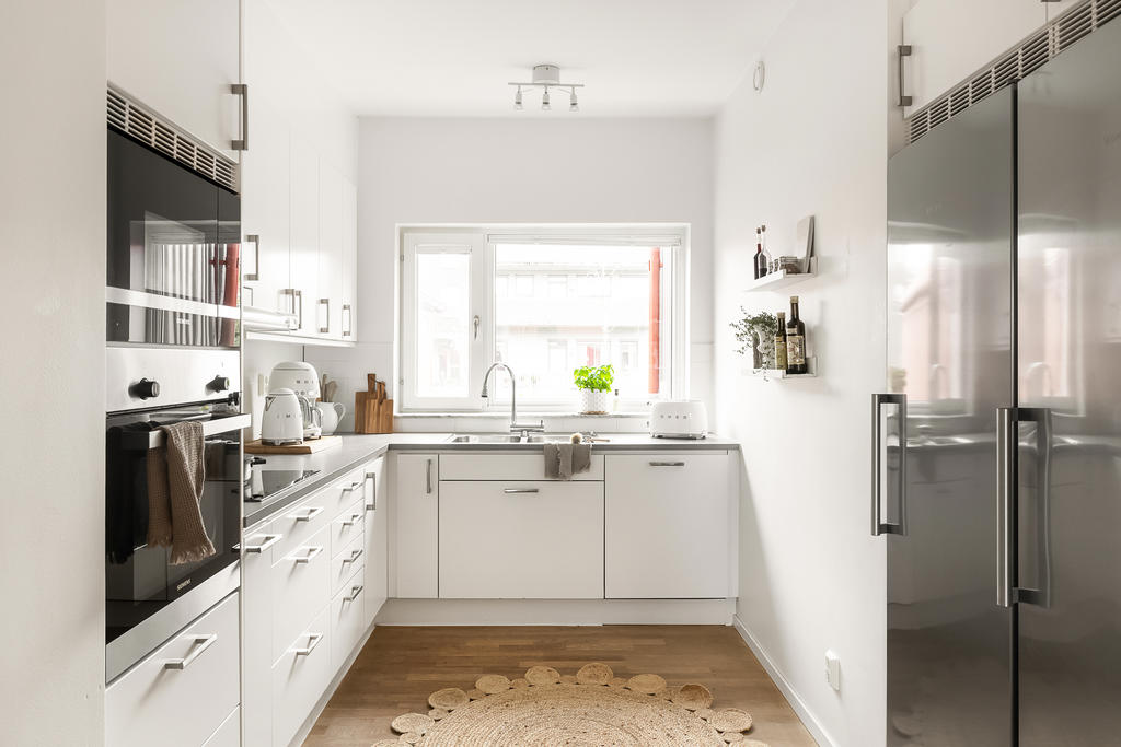 Kök med rostfria vitvaror