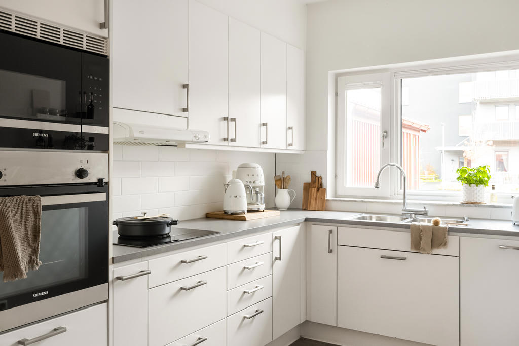 Bra plats åt förvaring och gott om arbetsytor