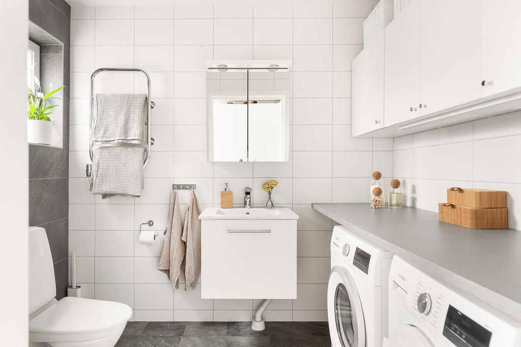 Badrum med tvättavdelning