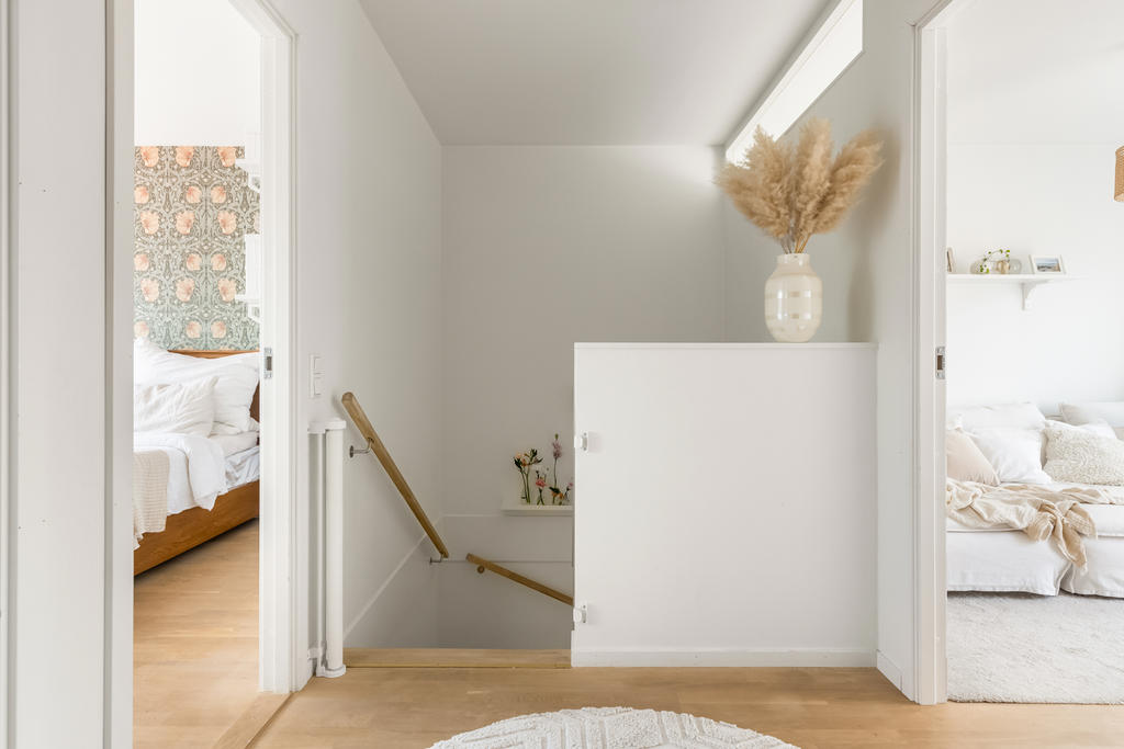 Trappan tar oss upp till övre plan