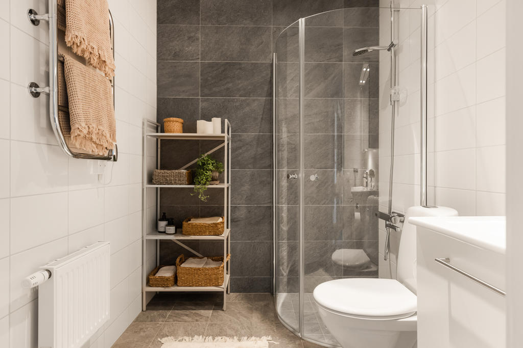 Snyggt kaklat badrum