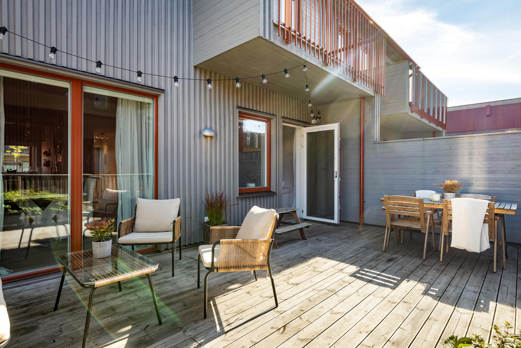 Stor altan med plats för både avkoppling och umgänge