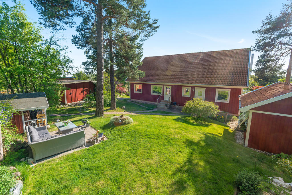 Barnvänlig tomt om 1 209 m² med stora, härliga gräsytor