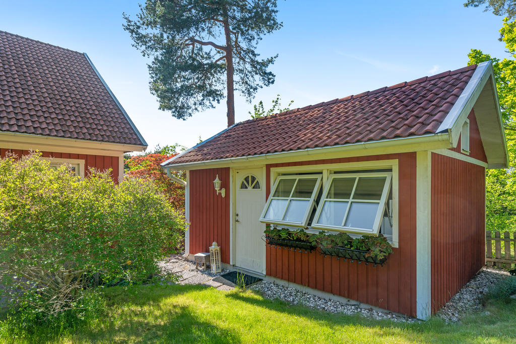 Gästhus på tomten, sommarbild