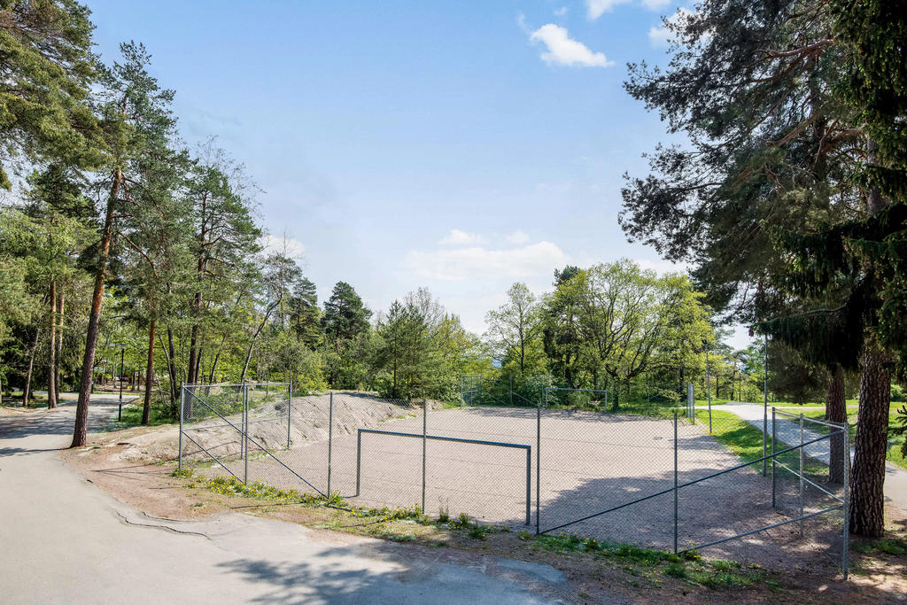 Fotbollsplan intill Pyrolaparken på mycket bekvämt gångavstånd