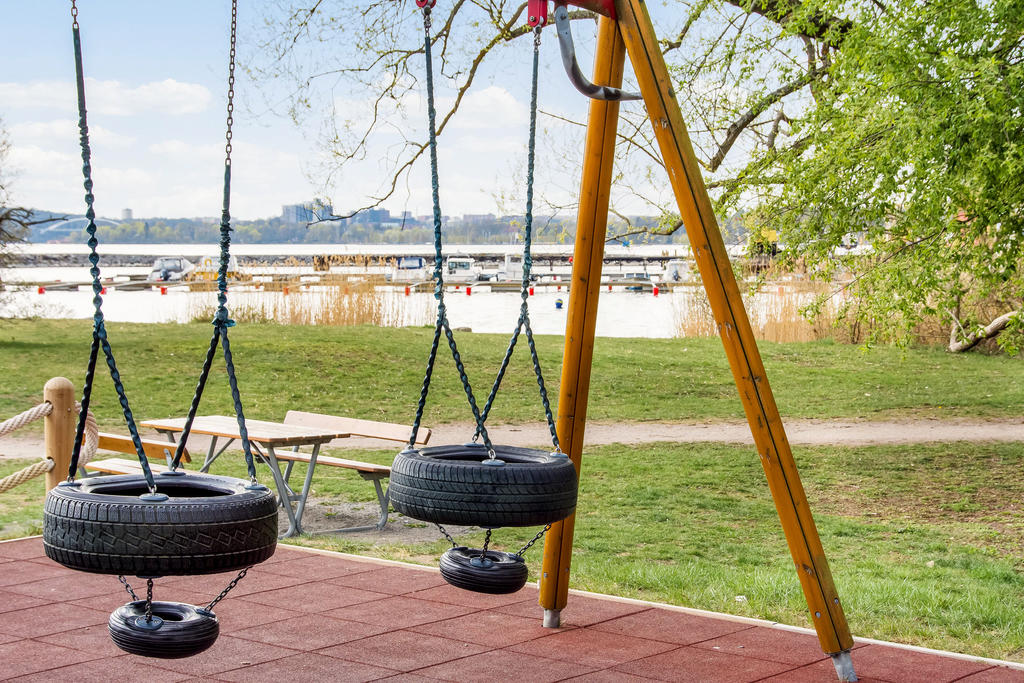 Mölnas strandlinje med lekpark och härliga promenadstråk intill vattenlinjen