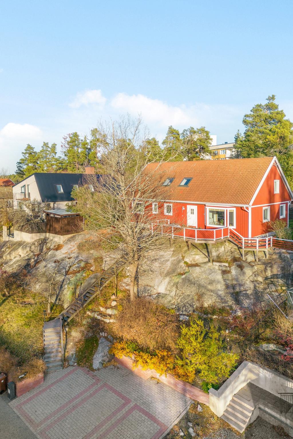 Tre bra P platser intill huset